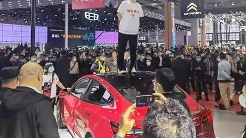 上海车展爬上特斯拉车顶的女车主被判公开致歉，并赔偿特斯拉17余万元