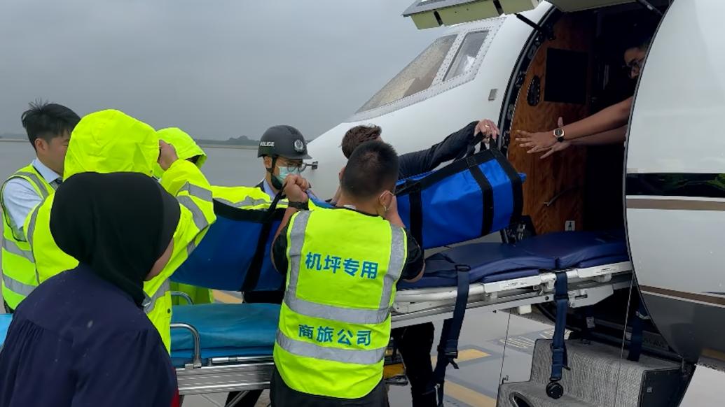 外籍華人因病急需出境,邊檢開通緊急通道幫助旅客通關