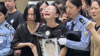 武汉民警身中15刀仍追凶，其女抱着灵像痛哭：你说要陪我的