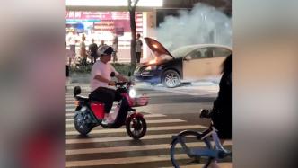 轎車街頭起火，路人從四面八方趕來(lái)滅火