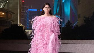 Balenciaga上海大秀揭幕春季25系列，多项创意合作致敬本土文化