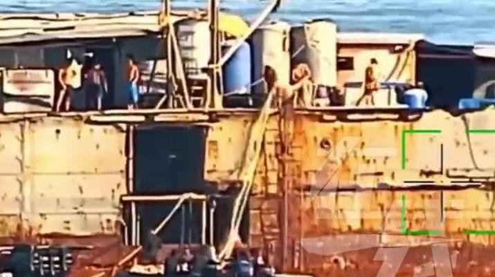 视频丨菲非法“坐滩”仁爱礁的军舰人员偷走我国渔民渔网