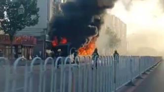 大连一辆电动公交车路上发生自燃，无人员受伤