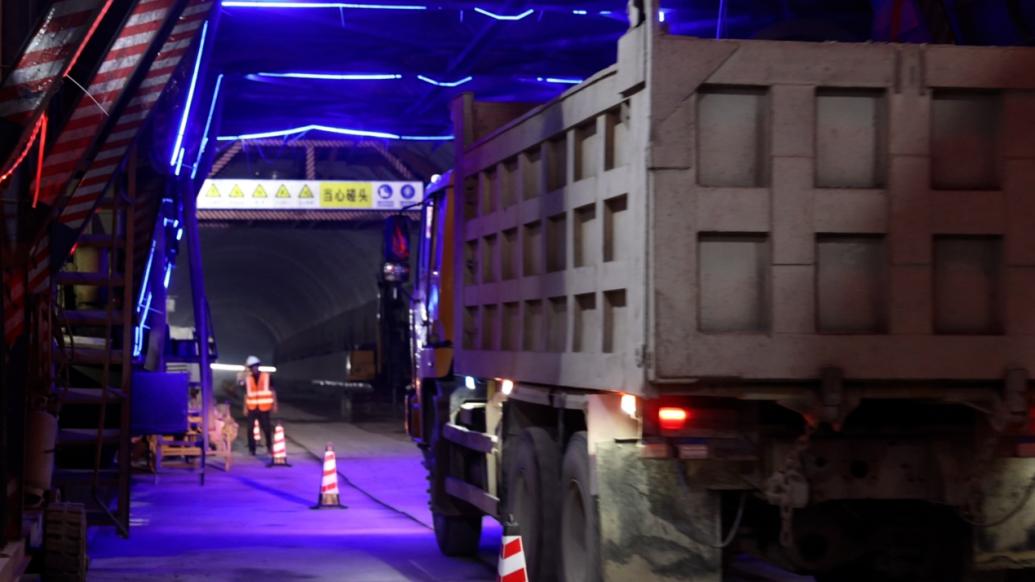 渝昆高铁大庆山隧道安全贯通，比计划工期提前一年