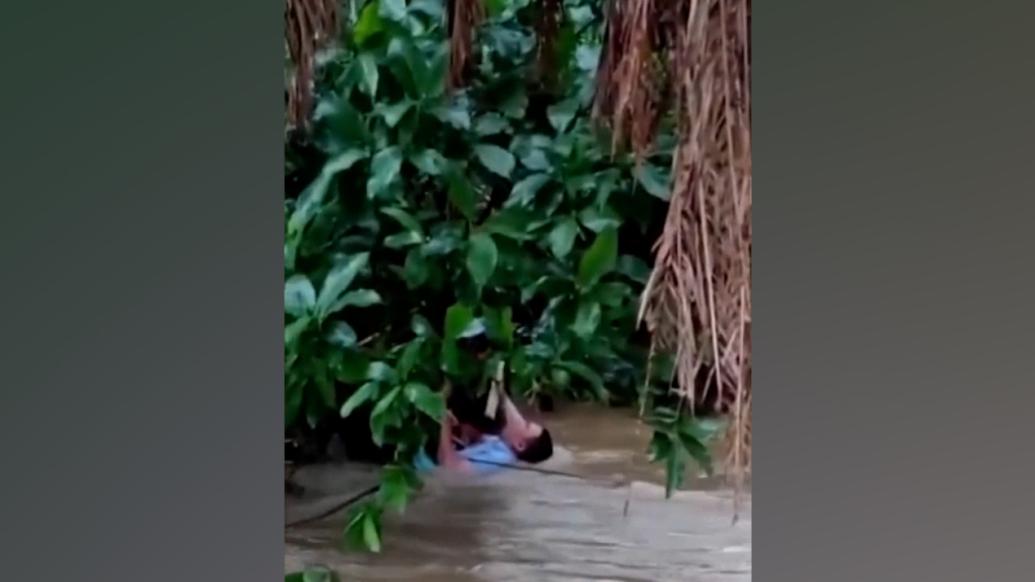 大叔雨天路过涵洞被冲走，众人丢绳救他脱险