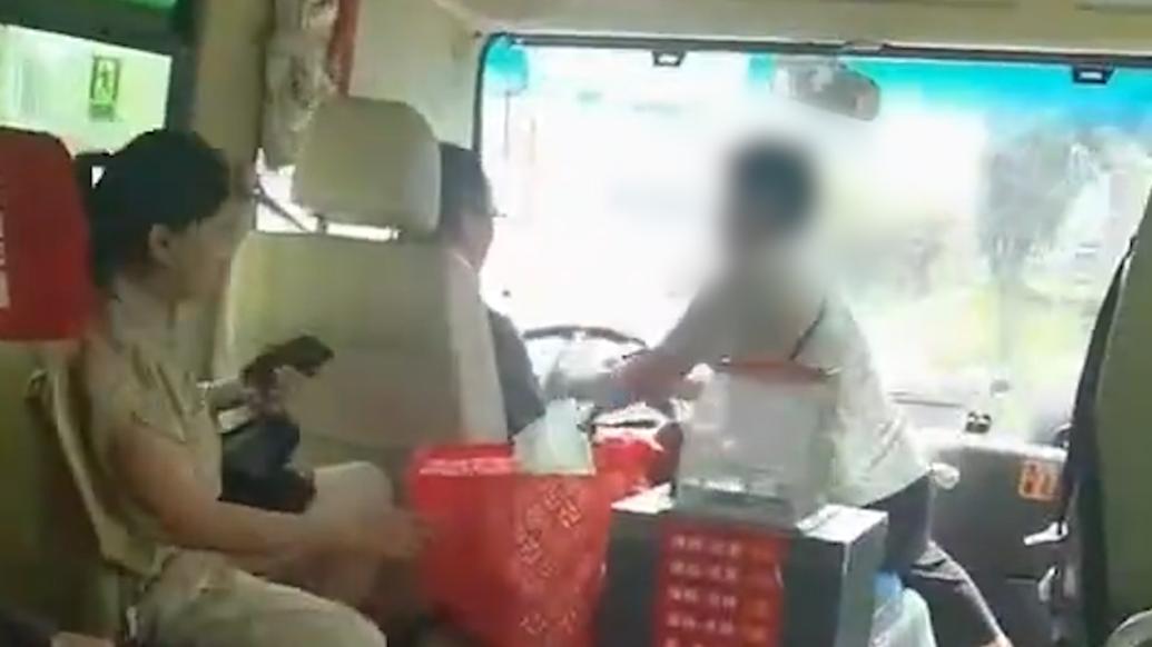 大妈抢夺大巴司机方向盘乘客惊恐尖叫，被湖北通城县警方刑拘