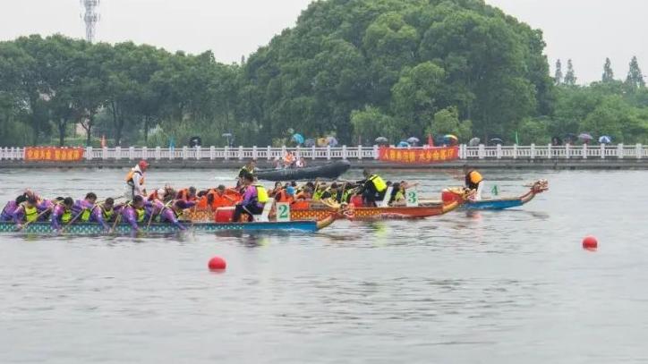 竞波逐浪赛龙舟，上海青浦金泽镇第一届龙舟赛雨中酣战