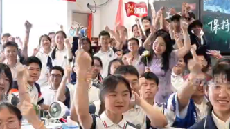 重庆一中学的老师用学科术语为考生们加油