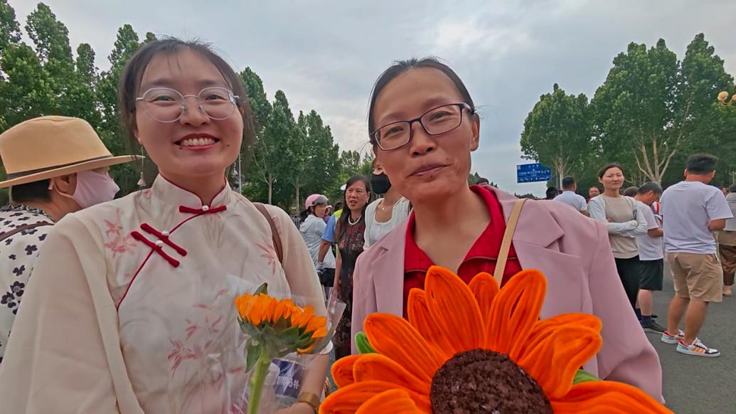 班主任穿旗袍拿向日葵送考：祝福孩子們一舉奪魁、旗開得勝