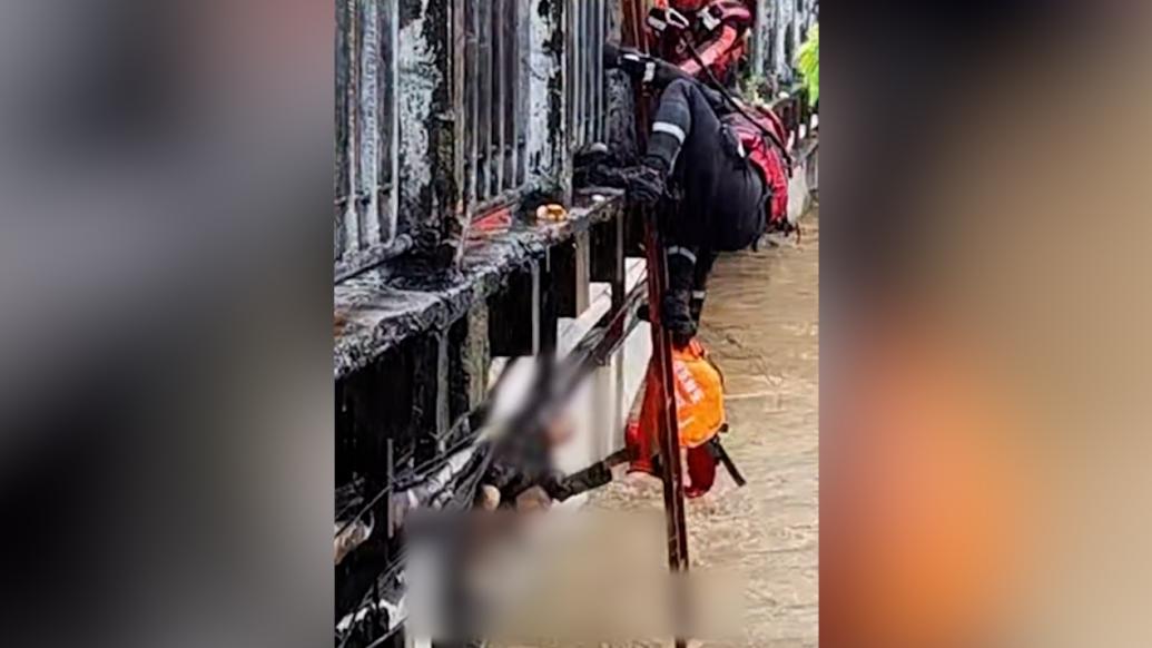 男子躲進橋洞避雨不慎被困,消防緊急搭梯救援