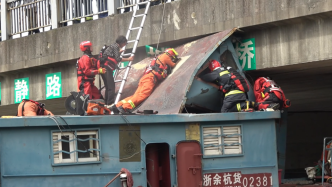 上海金山一货船因船体过高撞桥梁，一被困人员被消防救援出后送医