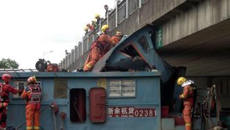 货船撞桥梁一人被困，上海消防员紧急救援