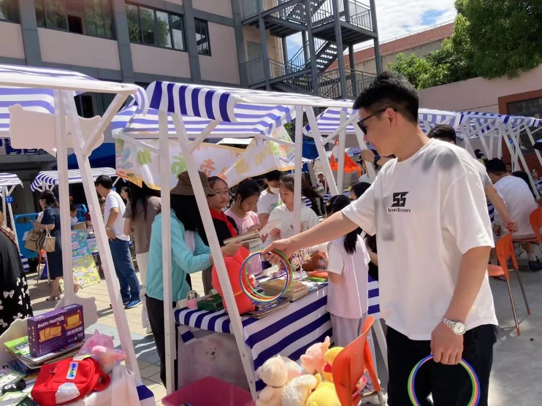 孩子做起“小摊主”，上海长宁闲置物品集市让爱不再闲置