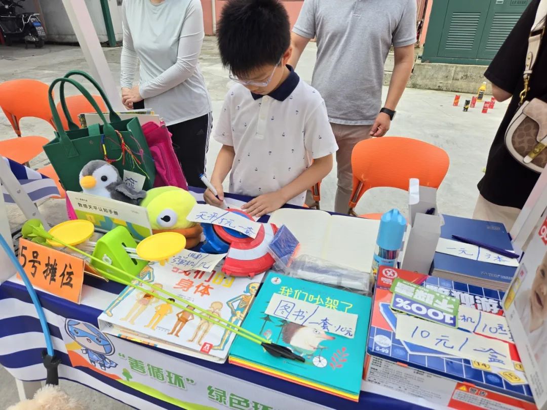孩子做起“小摊主”，上海长宁闲置物品集市让爱不再闲置