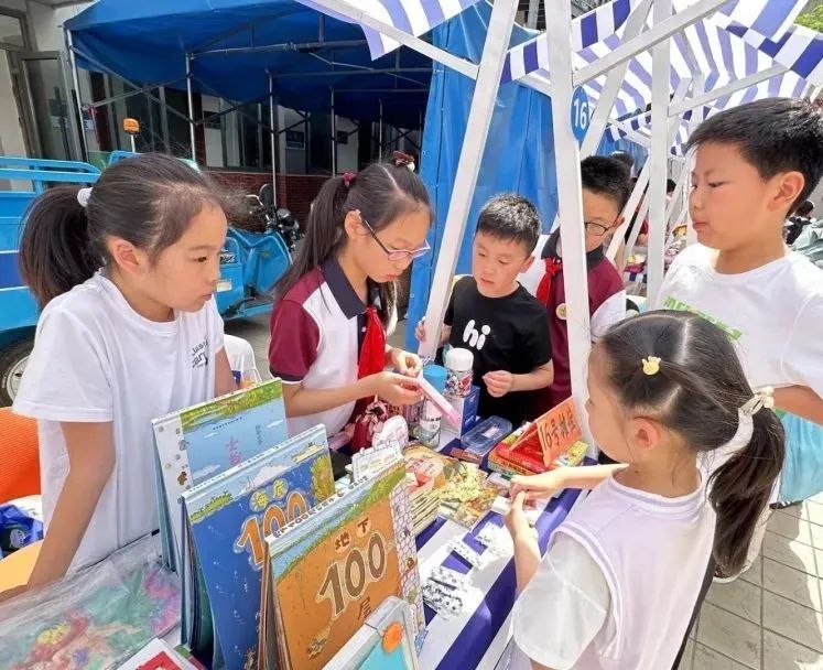 孩子做起“小摊主”，上海长宁闲置物品集市让爱不再闲置
