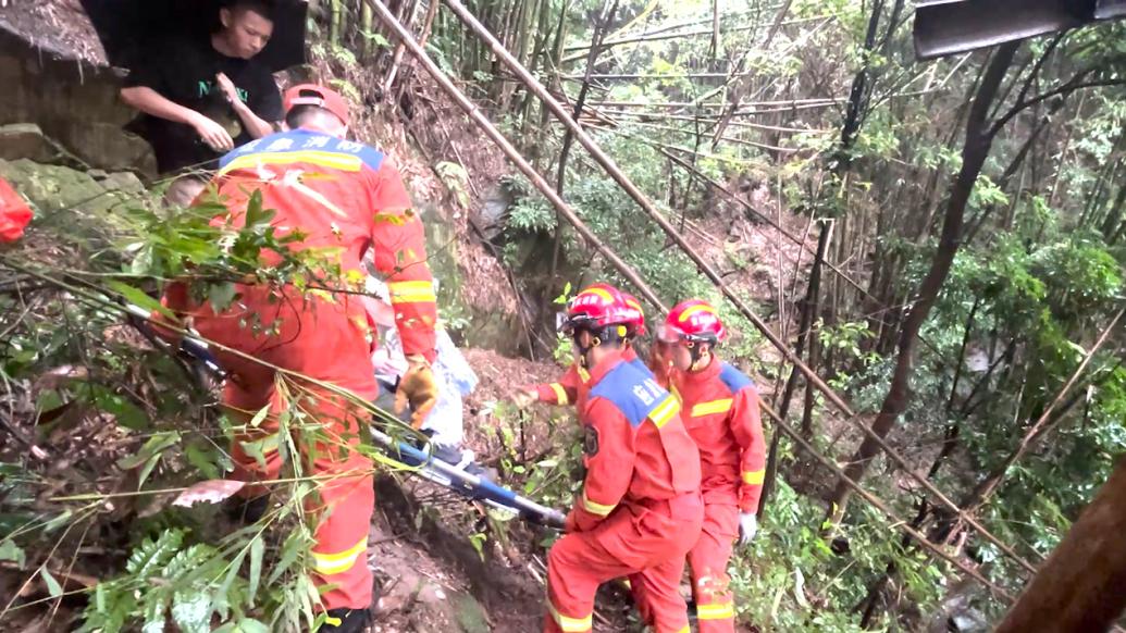 男子雨天登山滑倒致小腿骨折，消防接力抬下山交医护