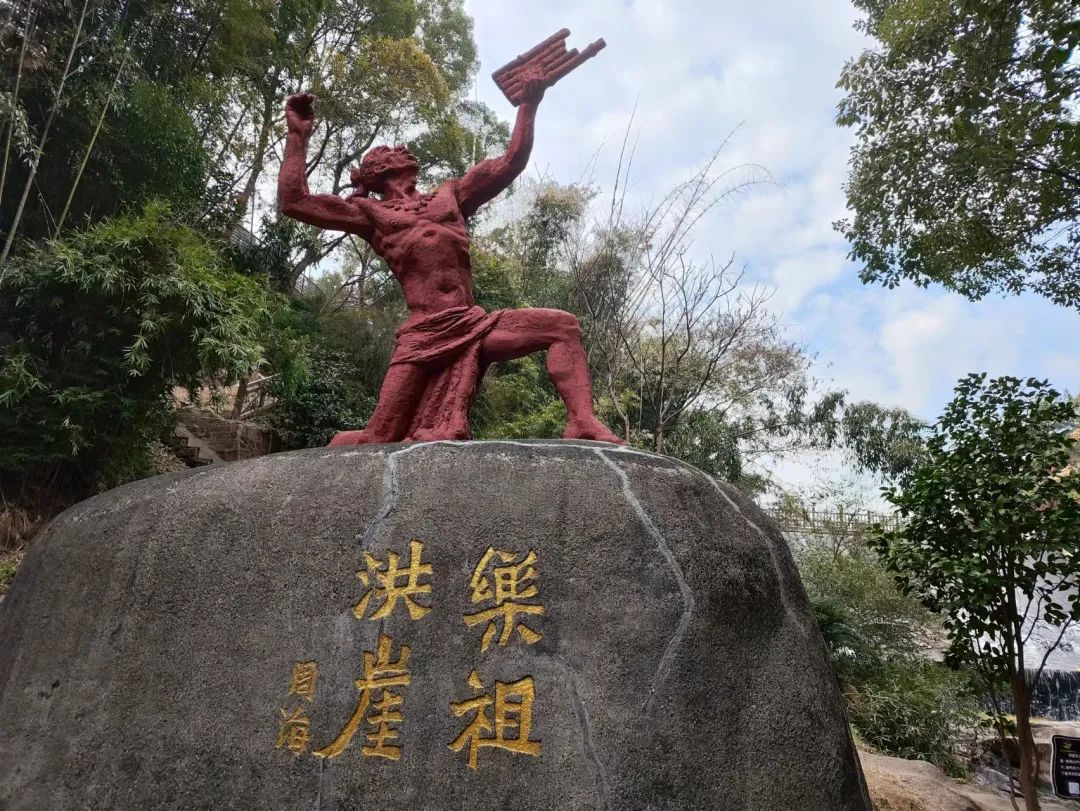 据说,黄帝乐臣伶伦在此修炼,凿井五口,汲水炼丹,并"自大夏之西,昆仑之