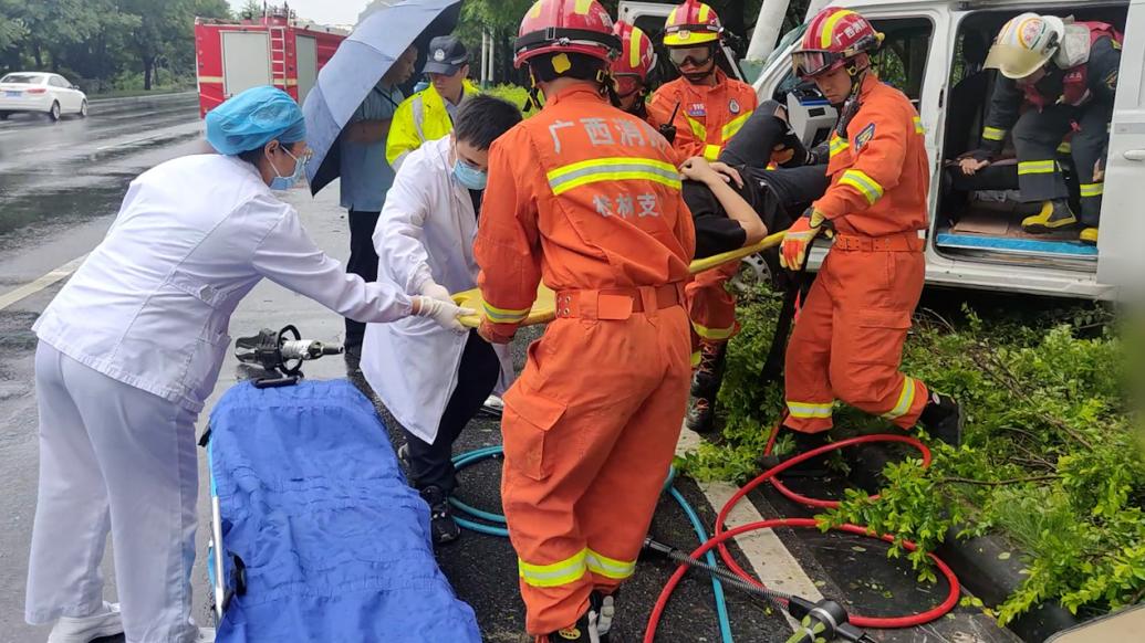 雨天路滑面包车交通事故一人被困，消防紧急救援