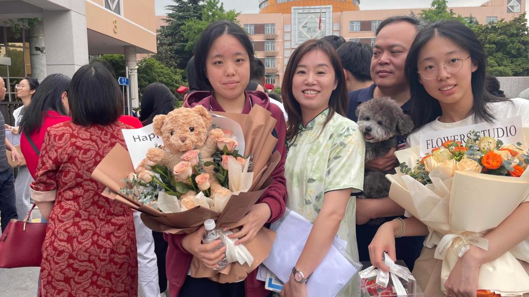 直击上海高考｜这对“80后”父母，带着鲜花、蛋糕和小狗在考场外等待女儿