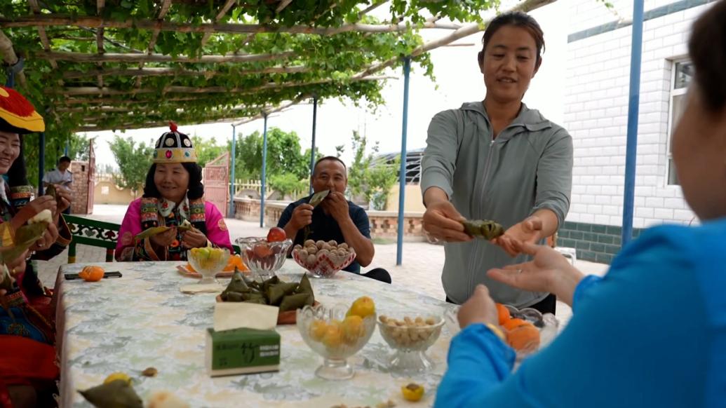 博斯腾湖旁粽叶粽馅就地取材，边疆各族村民载歌载舞迎端午