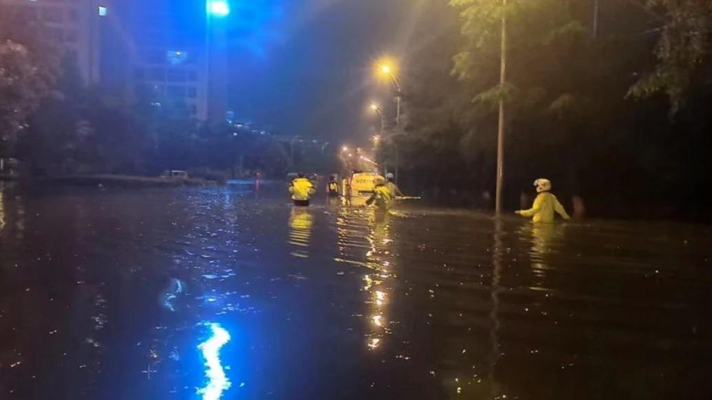 强降雨致云南曲靖市区内涝，警方发紧急提示称多路段积水严重