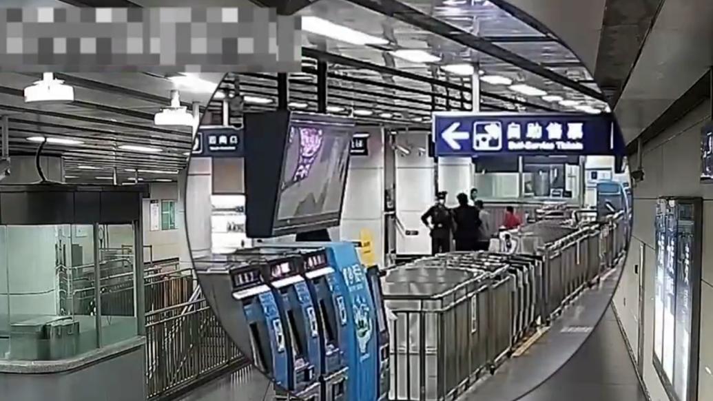 男子在地铁站尾随女乘客溜进女厕偷拍遭围追堵截，已被拘留