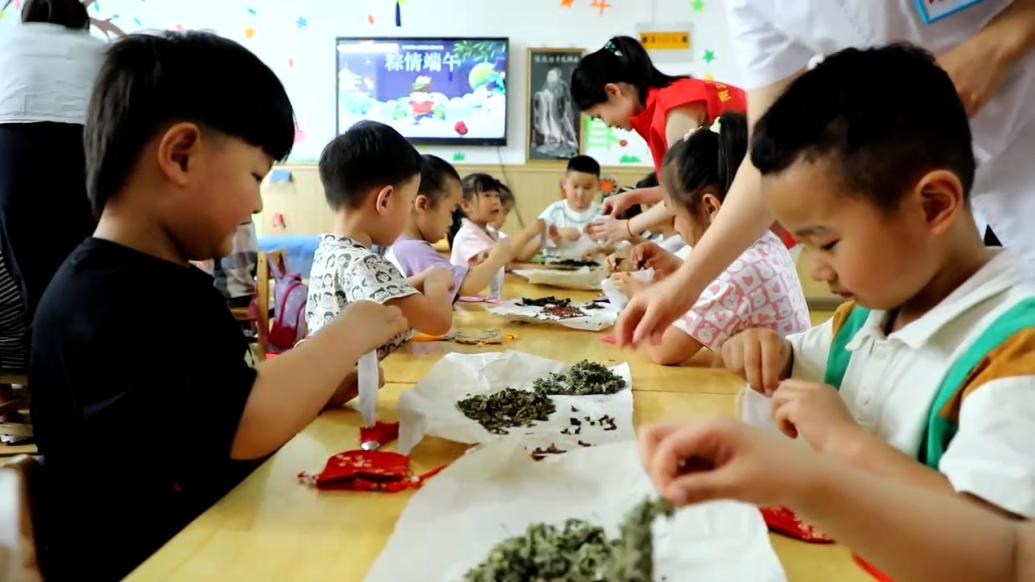 做香囊踩艾草賽龍舟，孩子們沉浸式體驗端午習俗