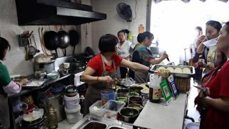 湖北咸宁一早餐店连续七年为高考学子提供免费早餐