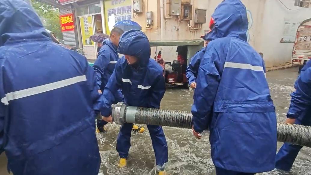 云南弥勒红河水乡片区内涝，消防冒雨排涝