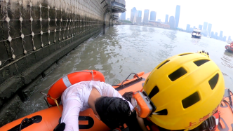 一男子不慎在外滩落水，上海消防开冲锋舟火速救人