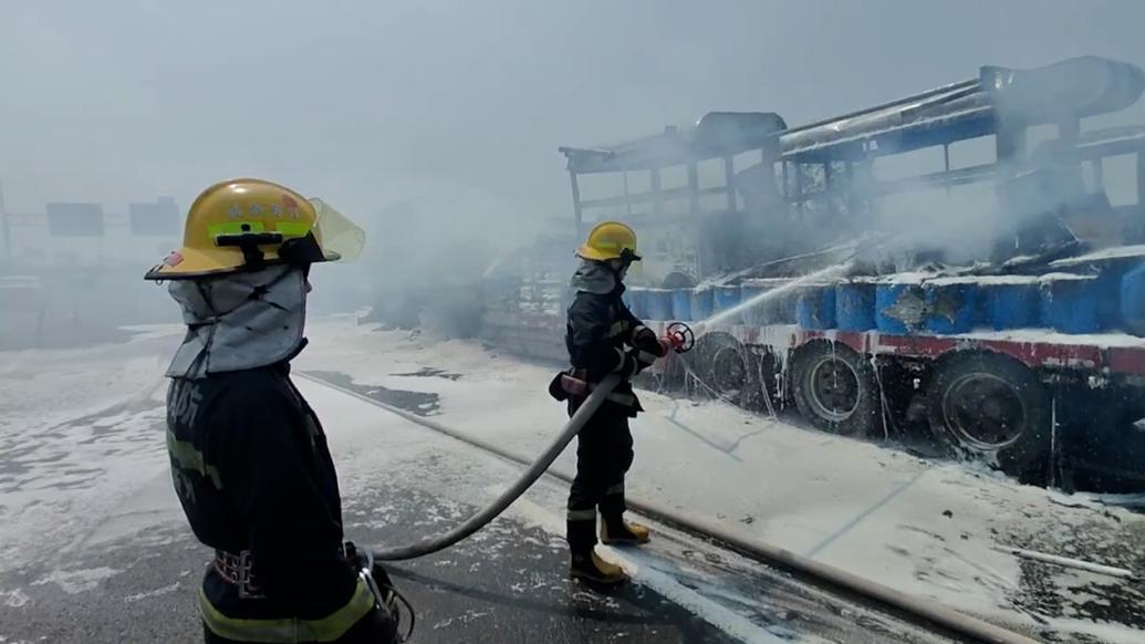 货车高速路行驶途中爆胎起火，消防紧急救援