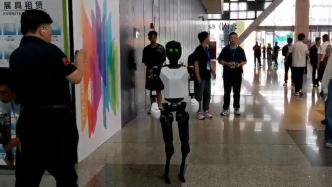 人形机器人“步行”参展上交会，来看它走得怎么样