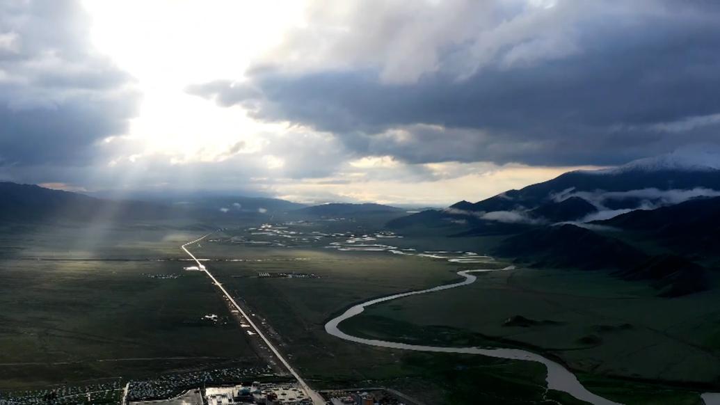 新疆巴州：巴音布鲁克草原雨后云海瑰丽梦幻