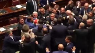 意大利议会出现混乱一幕：众人互相推搡，一议员坐轮椅离开