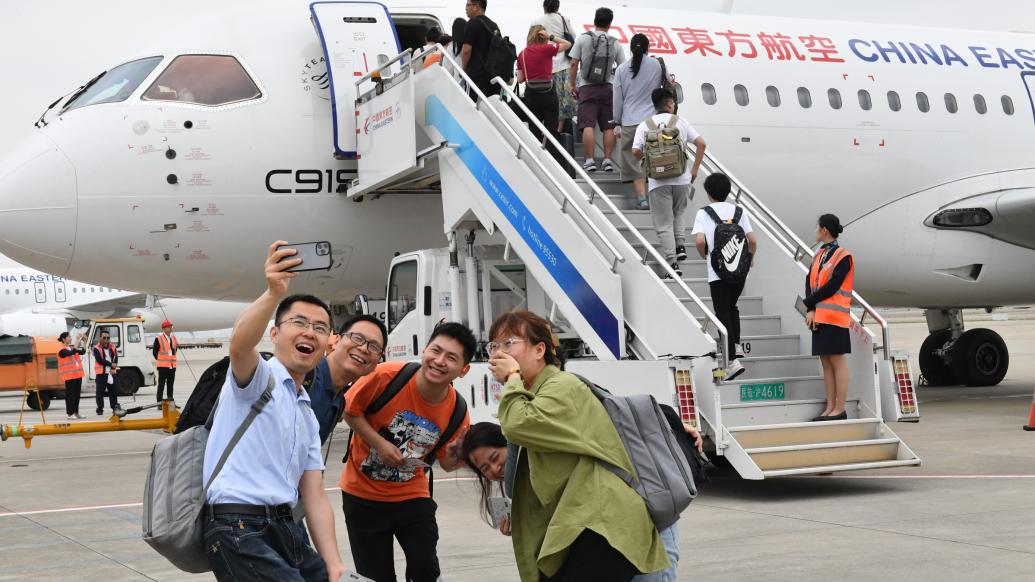 水门仪式迎接，C919国产大飞机新航线“沪广快线”亮相