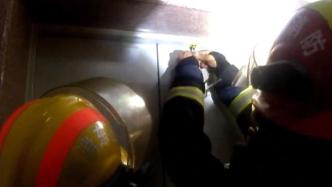 电梯故障老人被困1个多小时，消防员打开电梯门老人失声痛哭