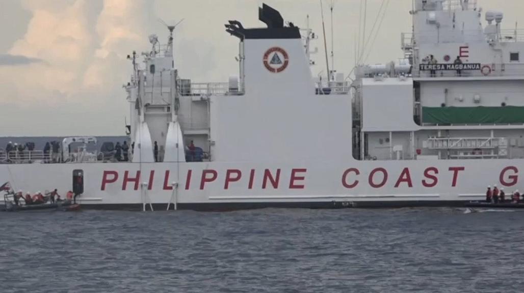 现场视频丨菲律宾非法侵登仙宾礁，中国海警依法查证处置