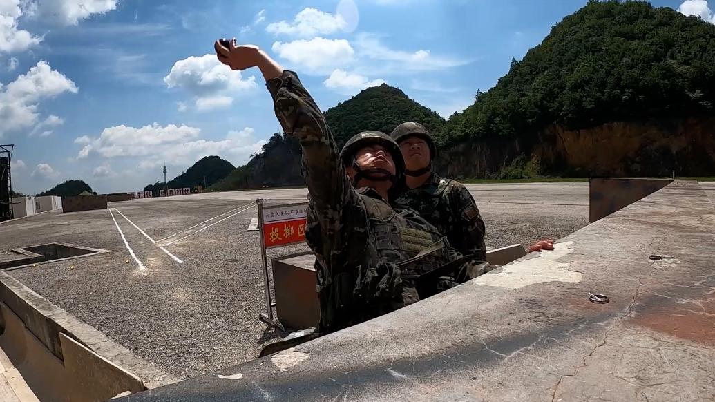 武警官兵组织手榴弹实弹投掷训练