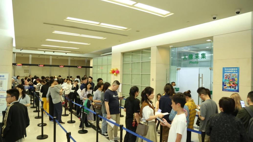 出境游持续火爆：出入境办证加开夜场，日本商场退税登记处排长队