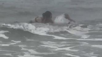 男子游泳被困暗流，“乘风破浪”的青岛大姨只身入海背回