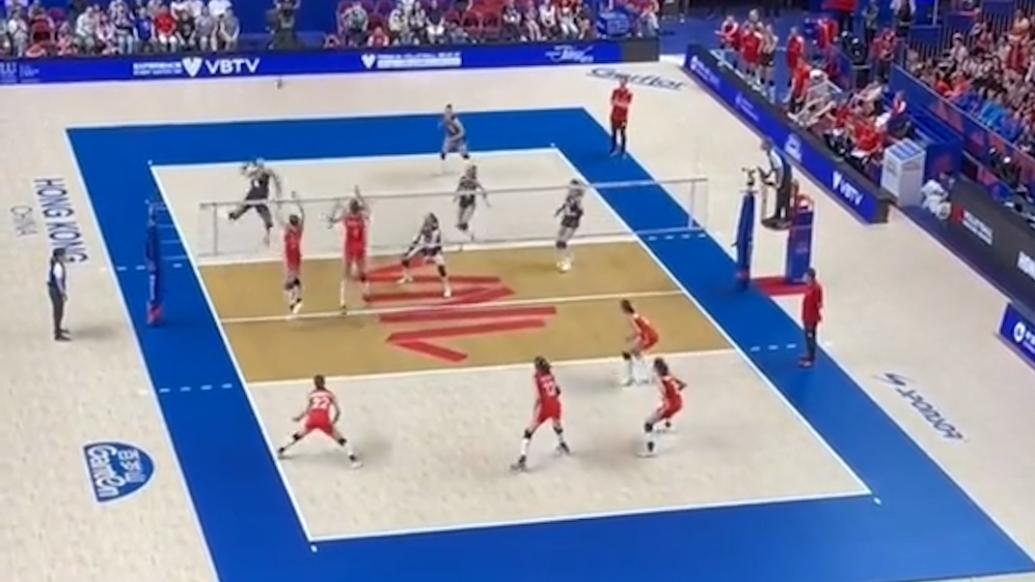 中國女排絕地反擊戰(zhàn)勝土耳其隊，現(xiàn)場球迷合唱《紅日》