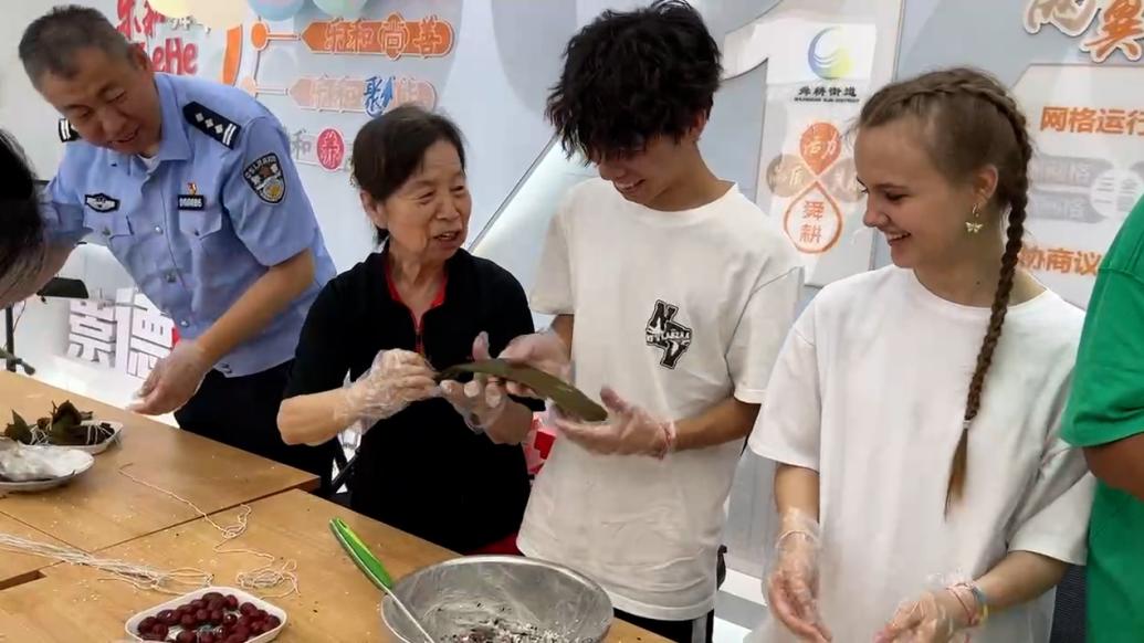包粽子、編五彩繩和繪工筆畫,留學生過端午體驗中華傳統文化