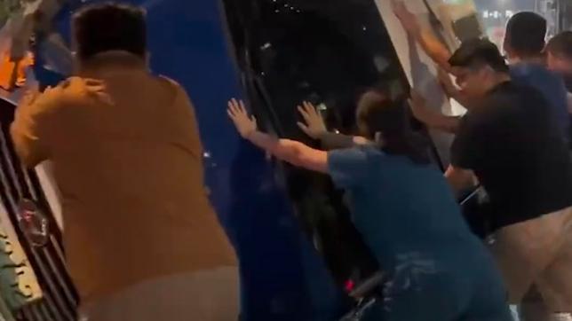 出租車遇事故側(cè)翻,十多位路人齊心協(xié)力扶正車子救出被困司機