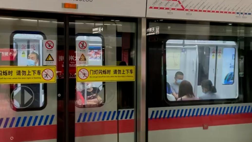 男子地鐵上尾隨偷拍女乘客裙底被拘