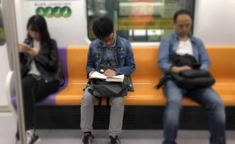 上海地铁上的读书人︱阅读，“与一万亿株白桦相逢” 