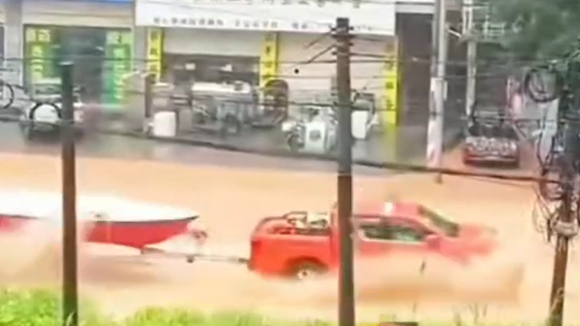 广东梅州多地被淹部分道路中断