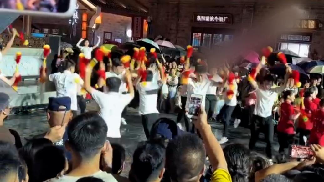 聽障大學生雨中跳舞動作整齊劃一