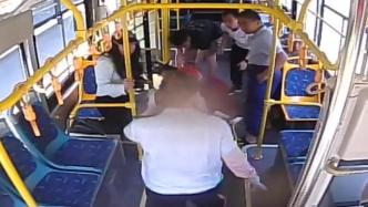 老人公交车上突然晕倒，司机乘客及时出手救助
