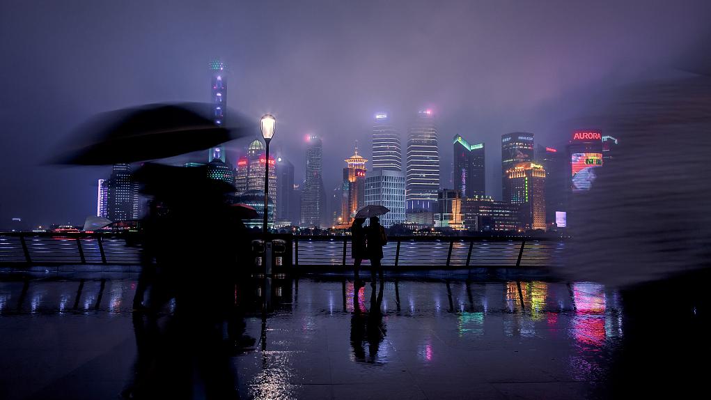 上海明天入梅降雨又降温，雨天排长队闷热感也安排上了