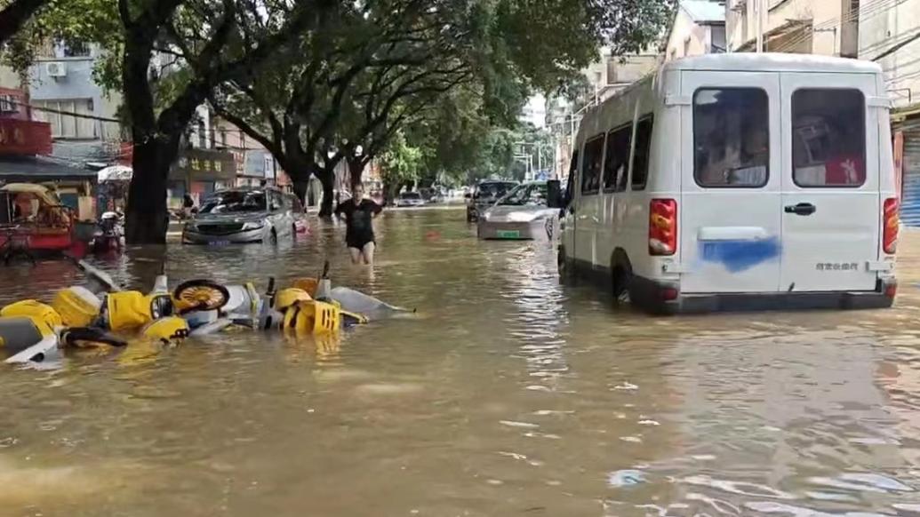 漓江水倒灌桂林市区：积水漫过大腿，抛锚车辆横七竖八